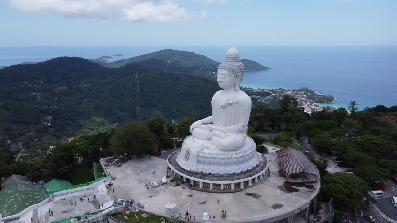 el gran buda phuket vista aérea de tailandia nublada