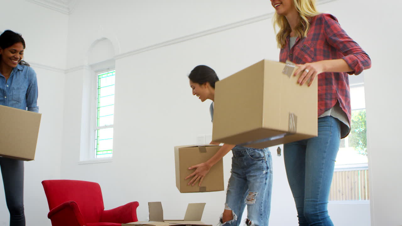 3 명 의 여자 친구 들 이 이사 하는 날 에 새 집 으로 상자 를 들고 들어간다