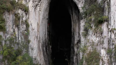 Gran-Arco-De-Getu-De-China,-Escalada-En-Roca-De-Montaña-Kárstica-En-El-Valle-De-Getu,-Aéreo