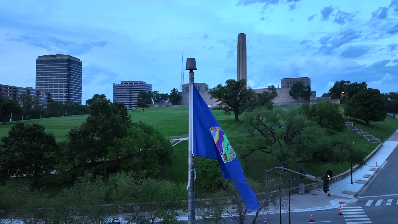 Bendera negara bagian Kansas berkibar di Stasiun Union Kansas City dan Monumen Perang Dunia