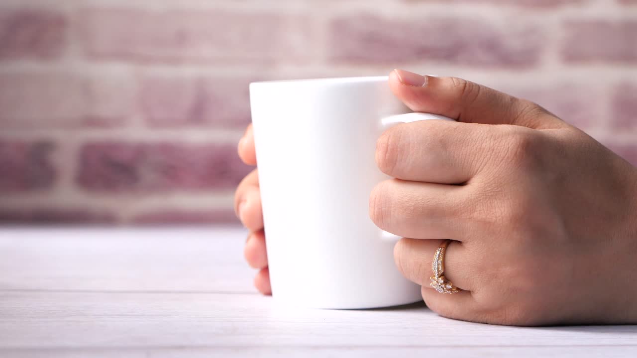 mujer con una taza blanca