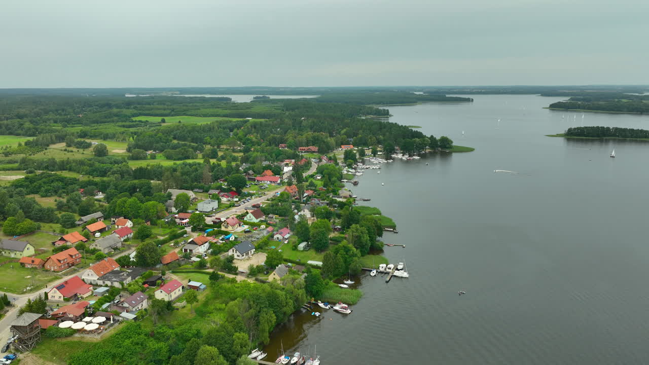 호수 근처 마을 의 공중 사진