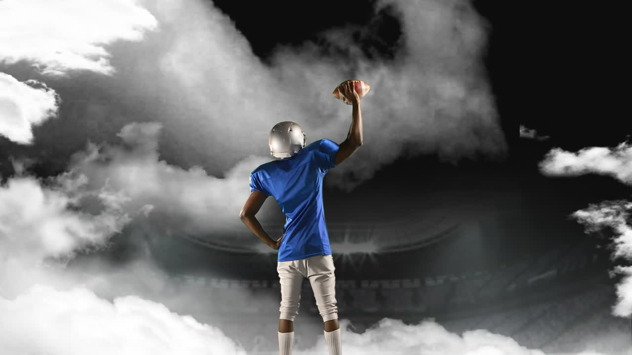 jugador de fútbol americano de pie en un estadio de campo de niebla