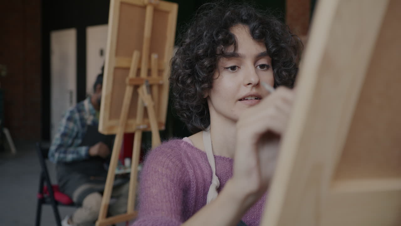 미술 스튜디오 에서 그림 을 그리는 여자