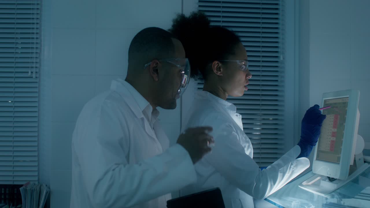 ученые анализируют данные в лаборатории