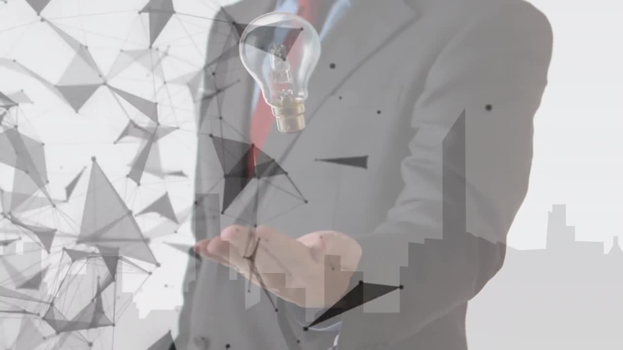 전구를 던지고 잡는 사업가 위에 회전하는 연결 네트워크의 애니메이션