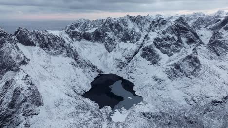 Vista-Aérea-Del-Hermoso-Paisaje-De-La-Montaña-Nevada-De-Noruega-Durante-El-Invierno