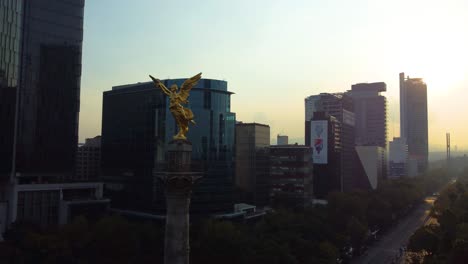 una excelente toma del angel de la independencia en la puesta de sol