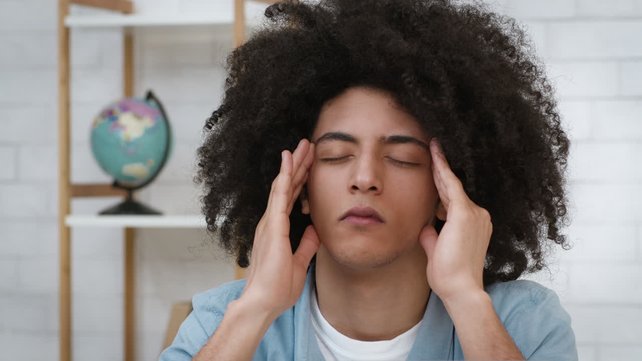 joven con dolor de cabeza