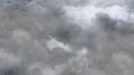 una tormenta que golpeó a través del cielo oscuro, fondo 4k