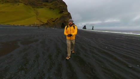 Reynisfjara-Strand-Mit-Schwarzem-Sand-Aus-Island