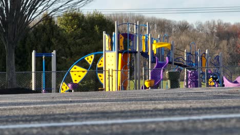 niños jugando en un parque