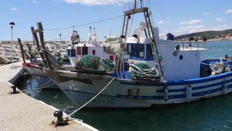 Tiro-Medio-Estático---Barcos-De-Pesca-Tradicionales-Españoles-En-El-Puerto-De-La-Duquesa-En-España