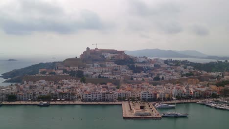 Panoramablick-Auf-Die-Landschaft-Der-Altstadt-Von-Ibiza,-Großer-Himmel-Tagsüber