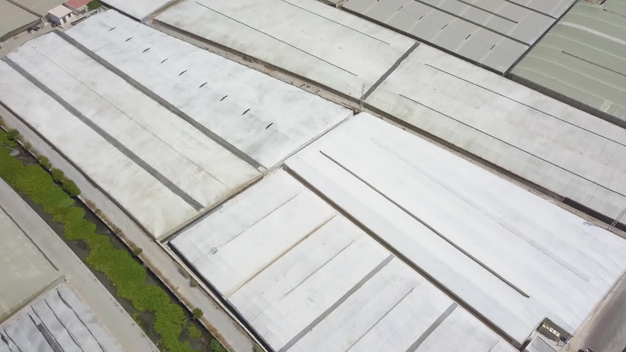 volando sobre invernaderos en la costa de almería en españa