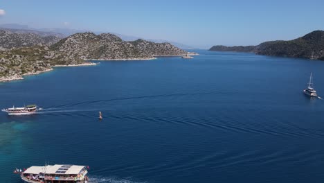 tour boats in bay