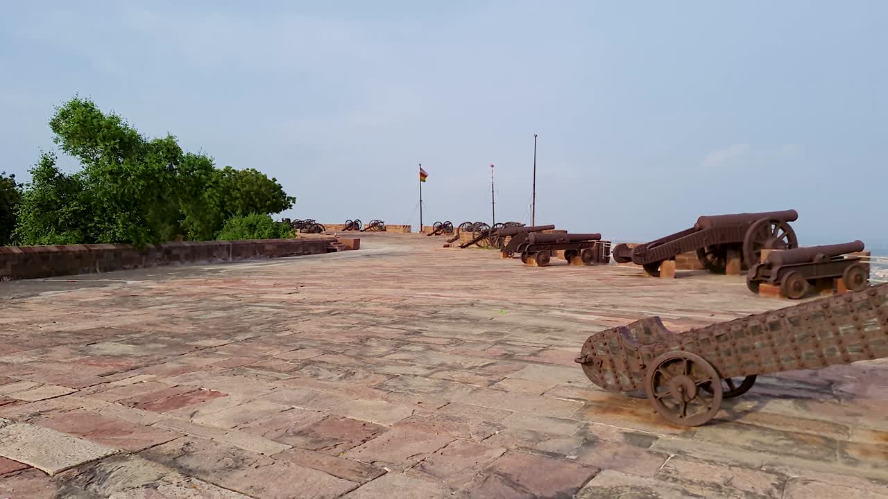 cañón antiguo para la protección de la fortaleza con un cielo azul brillante durante el día