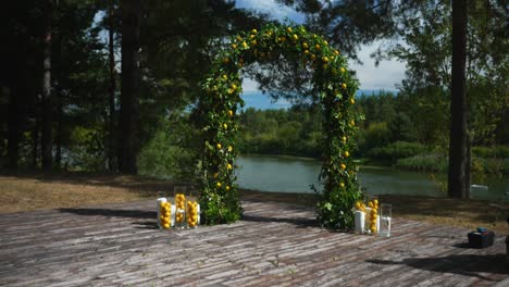 ceremonia de boda al aire libre con arco de limón