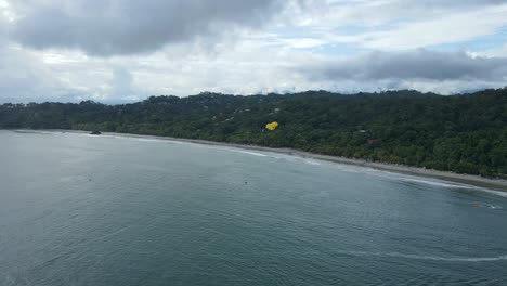 Seguimiento-De-Parasailing-En-El-Parque-Nacional-Manuel-Antonio,-Costa-Rica