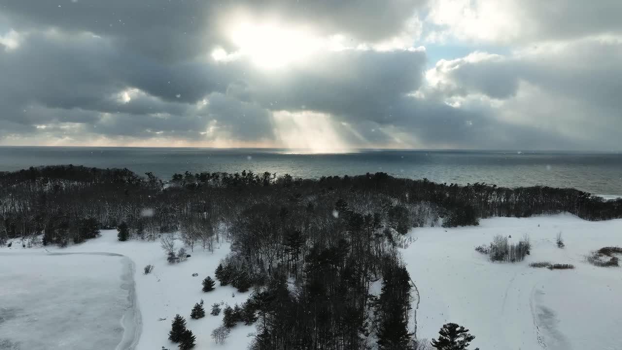 Taaksepäin vetäytyvä kuva sivutien yllä lähellä Michiganjärveä.