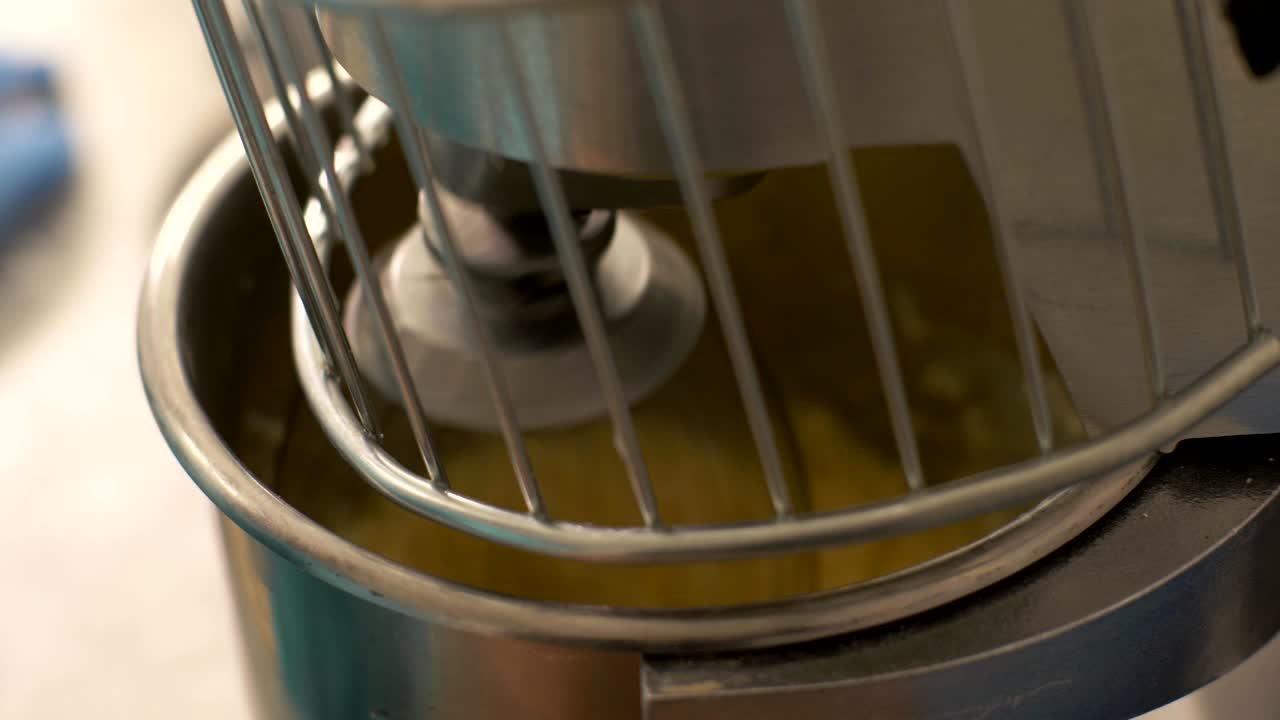 mezclador automático cerrado para amasar la masa en la panadería