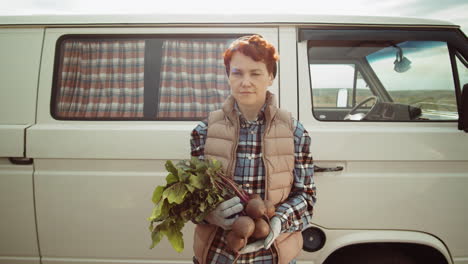 retrato de una agricultora con un ramo de remolacha por furgoneta