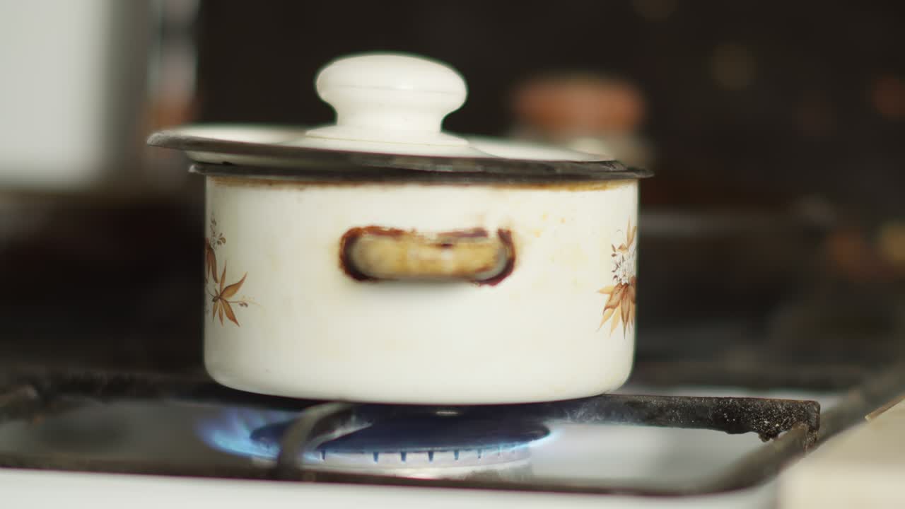 팬은 가스를 켜고 스토브에 있습니다, 이동 카메라