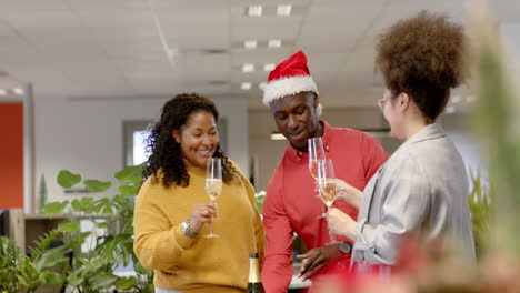 hombres de negocios ocasionales bebiendo champán en navidad en la oficina, en cámara lenta