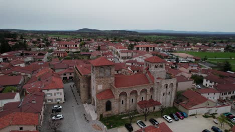 Disparo-De-Un-Dron-Alrededor-De-La-Iglesia-Prioral-Fortificada-De-Champdieu-En-Forez,-Cerca-De-Montbrison,-Departamento-Del-Loira,-Campiña-Francesa