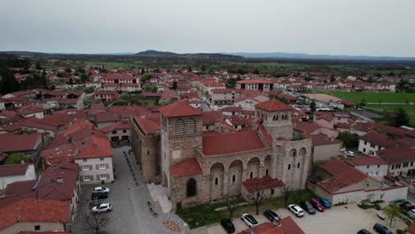 drone filmado alrededor de la iglesia fortificada del priorato de champdieu en el forez cerca de montbrison, departamento de loira, campo francés