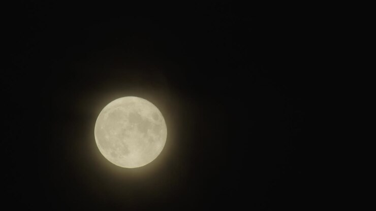 Lua se movendo atrás do brilho suave da névoa