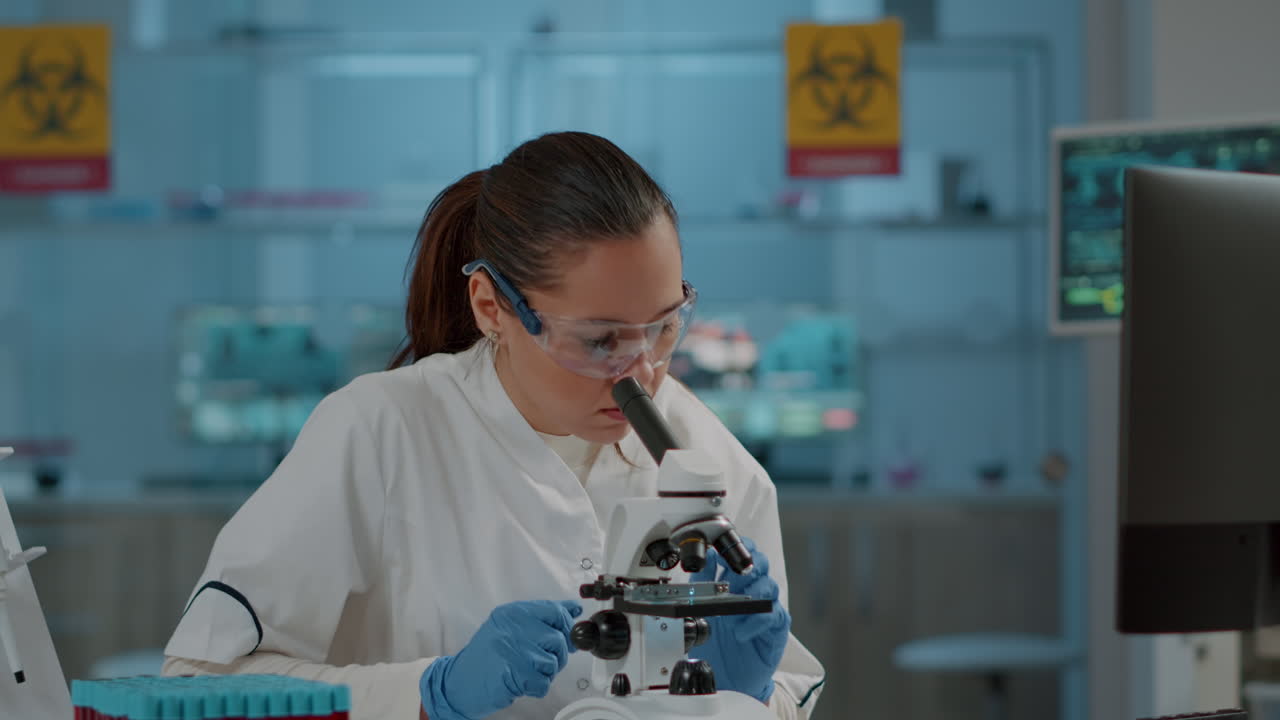 Ritratto di chimico che lavora con il microscopio in laboratorio