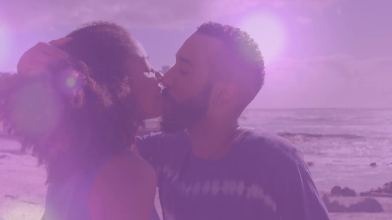 Animazione di punti luce su una coppia afroamericana in spiaggia