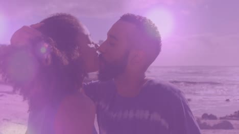 Animation-Von-Lichtflecken-über-Einem-Afroamerikanischen-Paar-Am-Strand