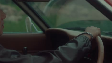 persona que conduce un coche de época