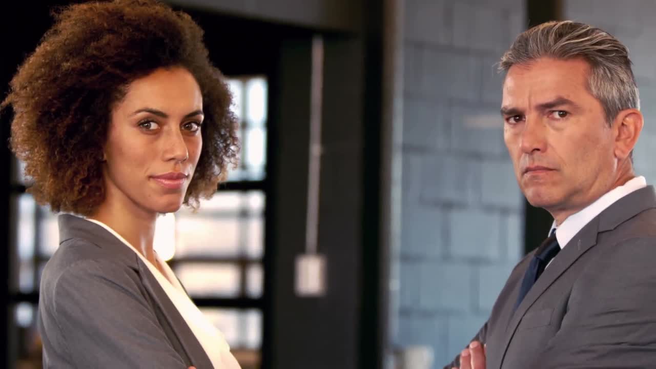 cara a cara entre un hombre de negocios serio y una mujer de negocios