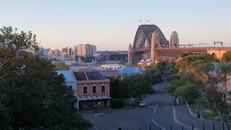 blick auf die leere straße mit sydney bridge