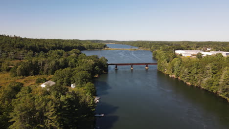 Flug-über-Den-New-Meadows-River-Im-Anflug-Auf-Die-Eisenbahnbrücke-Mit-Blick-In-Die-Ferne