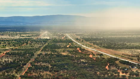 Drone-Aéreo-Sobre-Alice-Springs-Outback-Con-Finke-Desert-Race-Track,-Teleobjetivo-4k-Australia