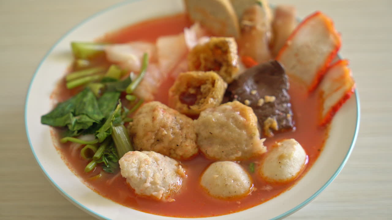 fideos con albóndigas en sopa rosa o yen ta cuatro fideos al estilo asiático