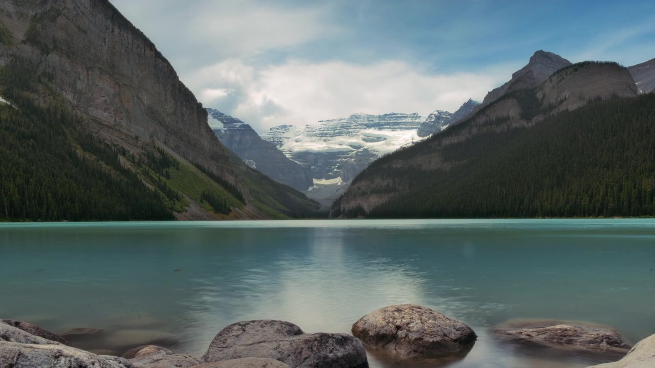 Lago Louise in una giornata nuvolosa