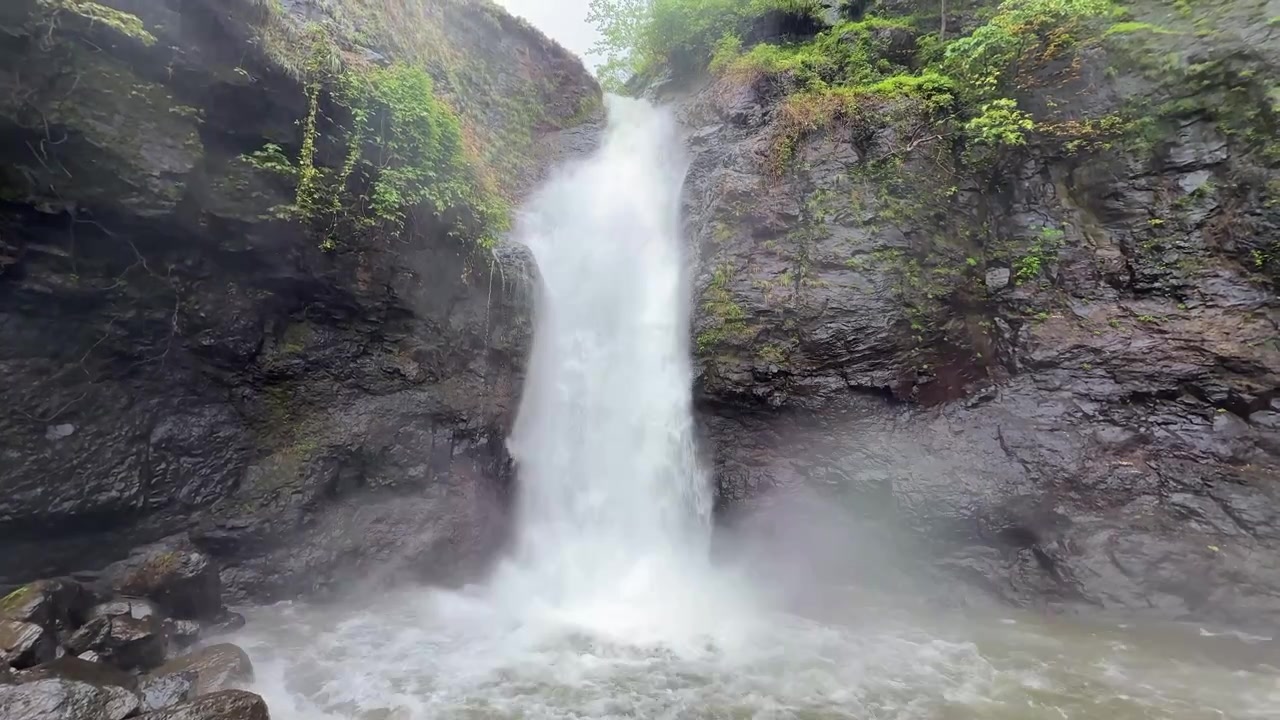 Air terjun Lembah Ahupe dalam 4K dengan suara alam yang menenangkan selama musim hujan.
