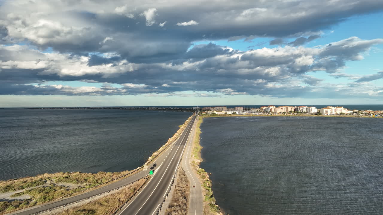 해가 지는 날 에 공중 에서 볼 수 있는 모습: 프론티 의 해양 경제, 역사, 탄화수소