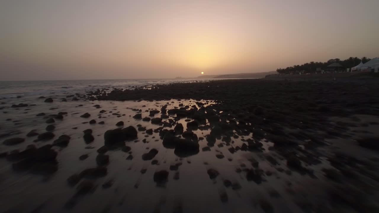vista aérea de las rocas en la costa y el océano al atardecer