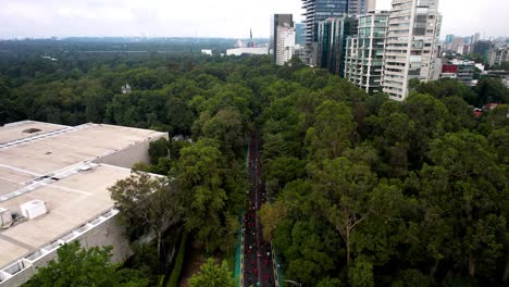 Toma-Aérea-De-Los-Corredores-Del-Maratón-De-La-Ciudad-De-México-Pasando-Por-El-Museo-Nacional-De-Antropología