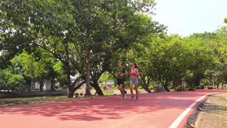 una pareja corriendo en un parque.