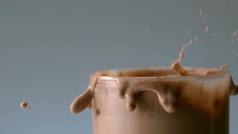 koekje dat in een glas chocolademelk valt