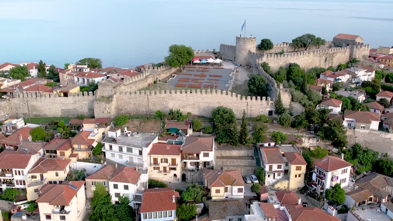 kavala ciudad antigua y castillo punto de interés aéreo disparado, grecia ciudades mediterráneas