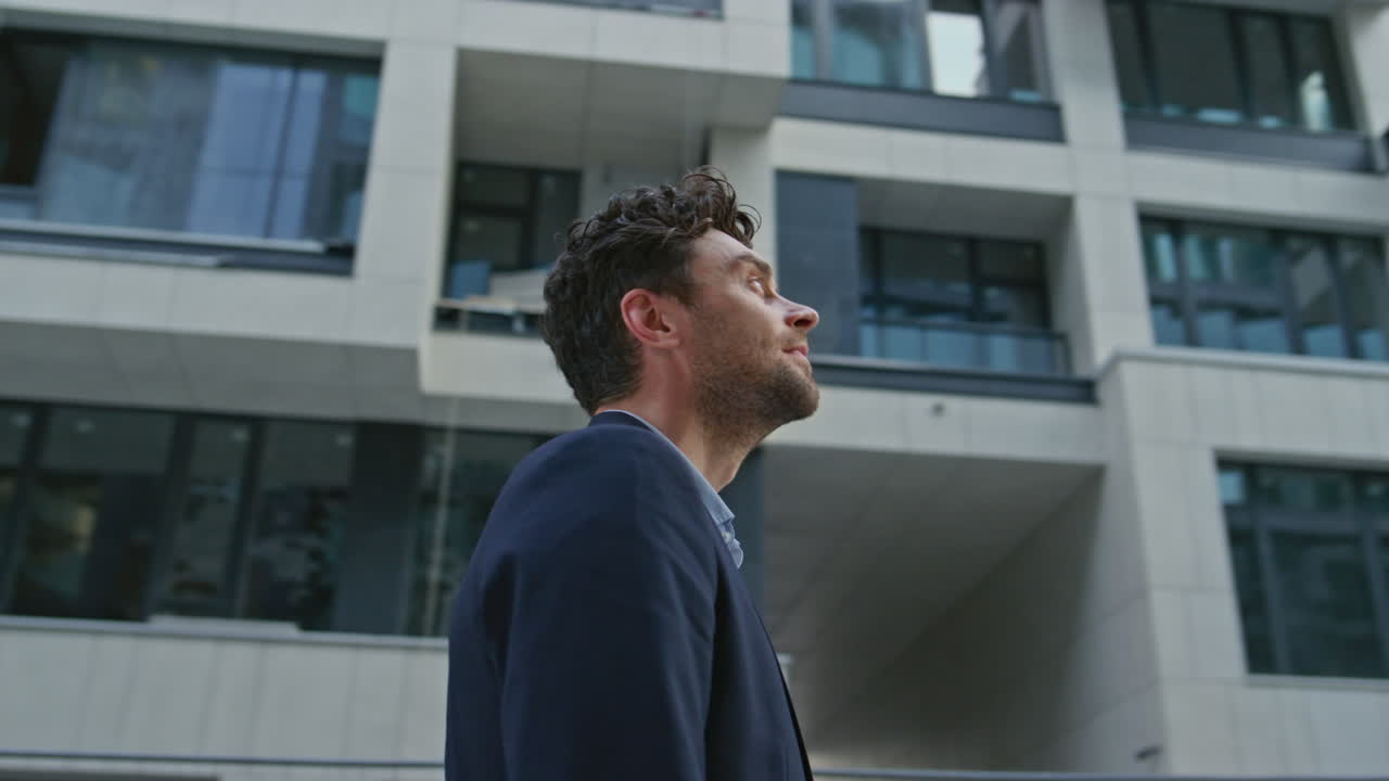 hombre de negocios mirando alrededor del distrito urbano de cerca. hombre contemplando la calle