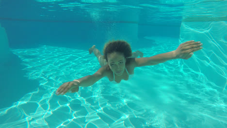 Woman-swimming-underwater